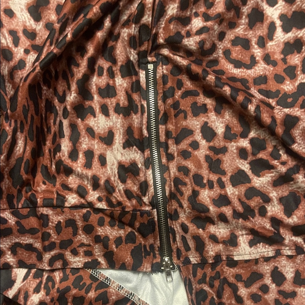 Chic Leopard Print Long Sleeve Top - Picture 5 of 5